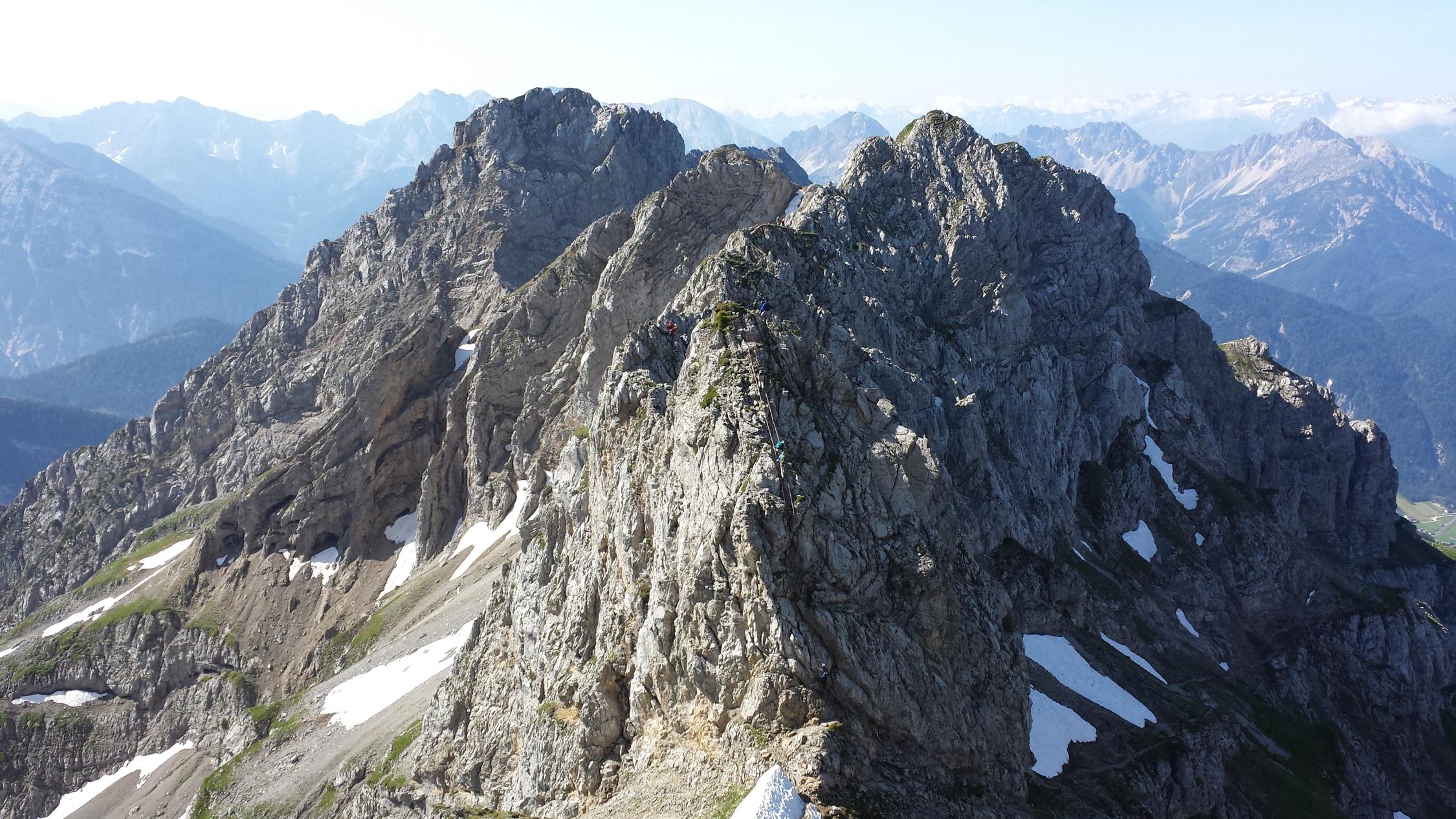 Mittenwalder Höhenweg u westl Karwendelspitze 2384m 2384m